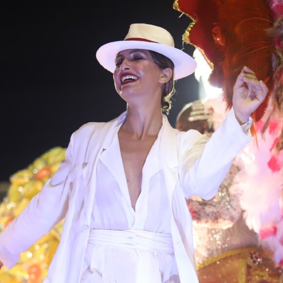 Camila Pitanga usou um look total white em desfile em cima de carro alegórico da Porto da Pedra, escola que homenageou o seu pai, Antonio Pitanga, neste domingo de carnaval, 3 de março de 2019