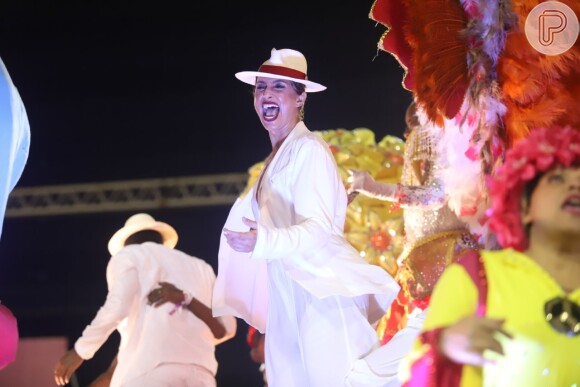 Camila Pitanga mostrou muito samba no pé ao desfilar pela Porto da Pedra, neste domingo de carnaval, 3 de março de 2019