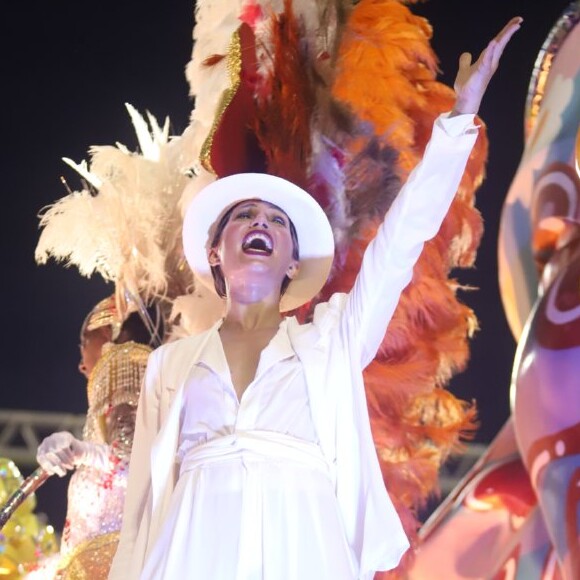 Camila Pitanga mostrou empolgação no desfile da Porto da Pedra, escola que homenageou o pai, Antonio Pitanga