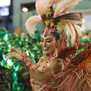 Juliana Paes redobrou os cuidados com corpo para o Carnaval 2019