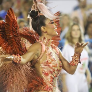 'Almocei bem pouquinho porque a barriguinha tem que ficar no lugar', disse Juliana Paes