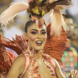 Juliana Paes exibiu o corpo em forma em desfile da Grande Rio