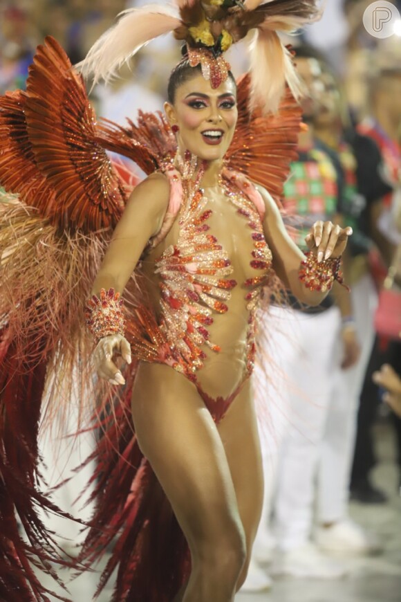 Juliana Paes exibiu o corpo em forma em desfile da Grande Rio