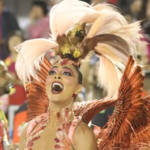 Juliana Paes teve truque para enfrentar a pista molhada da Sapucaí ao desfilar pela Grande Rio como rainha de bateria: 'Yan Acioli deu umas raspadas na sola, fez uns frisos no couro da sandália para aumentar a aderência'