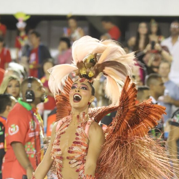 Juliana Paes teve truque para enfrentar a pista molhada da Sapucaí ao desfilar pela Grande Rio como rainha de bateria: 'Yan Acioli deu umas raspadas na sola, fez uns frisos no couro da sandália para aumentar a aderência'