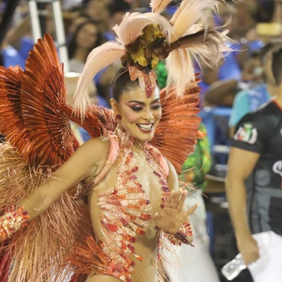 Juliana Paes desfilou pela Grande Rio com fantasia molhada: 'Depois que percebi que o meu costeiro estava com as penas um pouco molhadas é que me dei conta que estava molhado ainda. Mas na hora a gente não pensa em nada'