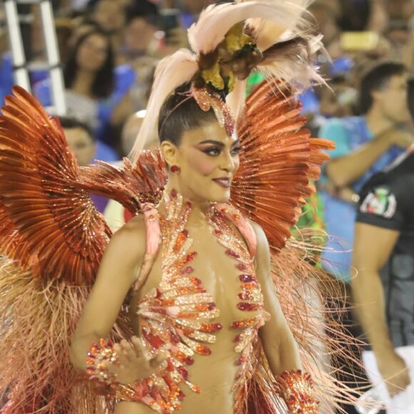 Juliana Paes relatou cardápio após desfilar como rainha de bateria pela Grande Rio: 'Um monte de coisa frita, batata, risoto'