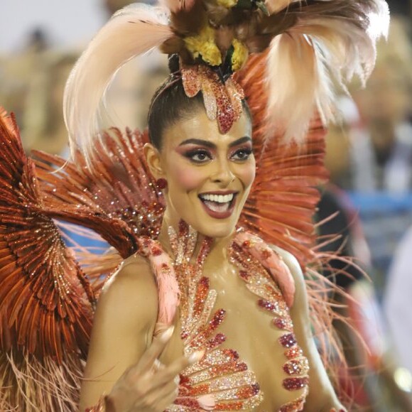 Juliana Paes ainda não sabe se vai seguir em 2020 como rainha de bateria da Grande Rio