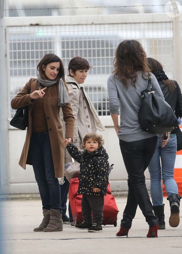 Penélope Cruz e seu filho Leonardo chegam ao aeroporto de Bourget perto de Paris em 24 de outubro de 2012