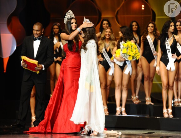Melissa Gurgel recebeu a coroa de Miss Brasil das mãos de Jakelyne Oliveira