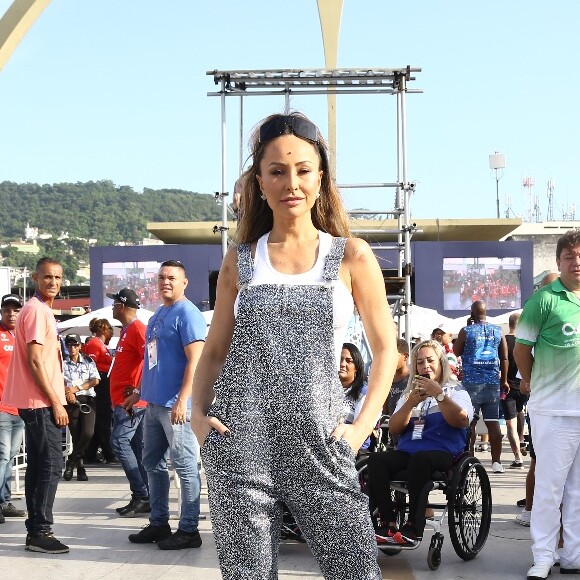 Sabrina Sato e Viviane Araújo apostam em looks com brilho na apuração do Rio nesta quarta-feira, dia 06 de março de 2019