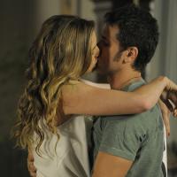 'Guerra dos Sexos': Ulisses (Eriberto Leão) e Vânia (Luana Piovani) se beijam