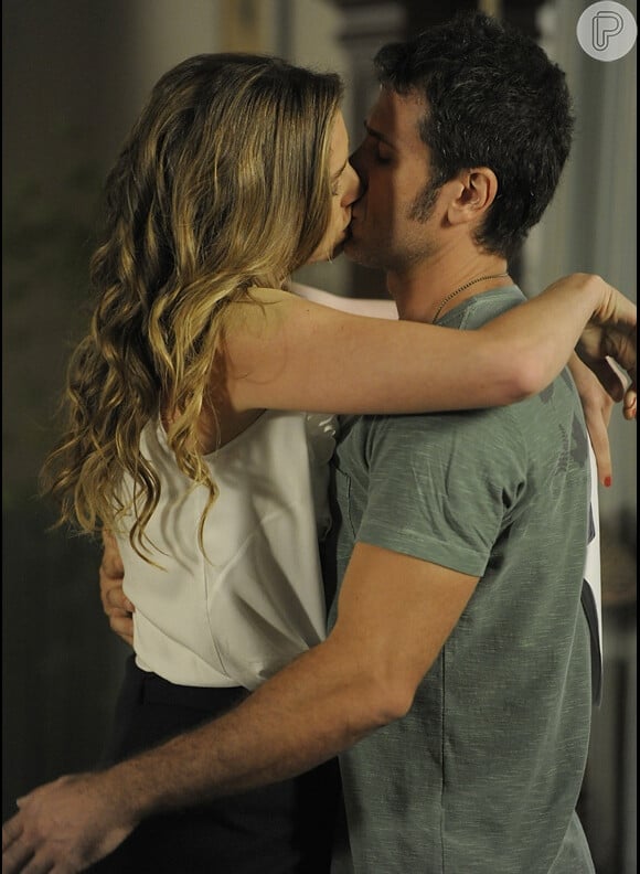 Vânia (Luana Piovani) e Ulisses (Eriberto Leão) se sentem atraídos durante uma discussão a acabam se beijando, em 'Guerra dos Sexos', em 19 de fevereiro de 2013