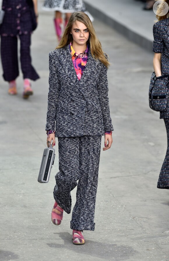 Cara Delevingne também desfilou pela Chanel na Semana de Moda de Paris
