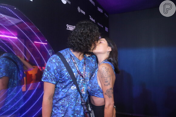João Zoli e Gabi Prado trocam beijos no Nosso Camarote, na Marquês de Sapucaí, na noite desta quarta-feira, 06 de março de 2019