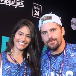 Thiago Gagliasso e a mulher posam juntos no Nosso Camarote, na Marquês de Sapucaí, na noite desta quarta-feira, 06 de março de 2019