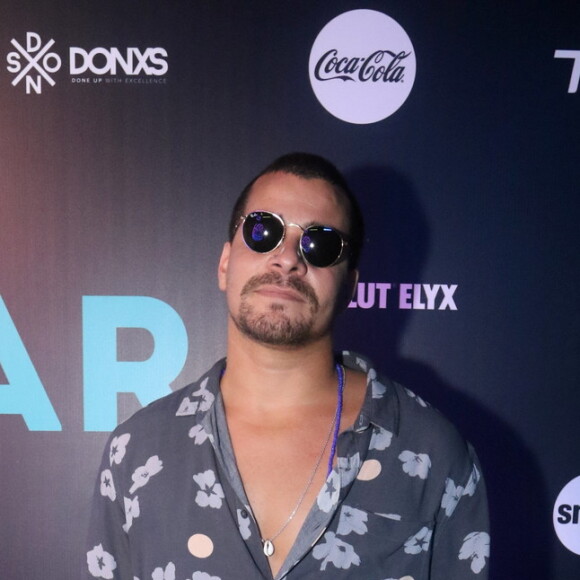 Thiago Martins posa todo estiloso no Nosso Camarote, na Marquês de Sapucaí, na noite desta quarta-feira, 06 de março de 2019