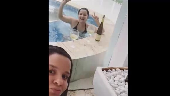Maiara filmou a irmã, Maraisa, rebolando de biquíni na piscina nesta quinta-feira, 7 de março de 2019
