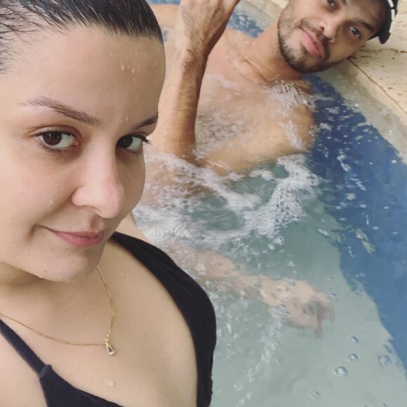 Maraisa, da dupla com Maiara, curtiu folga em piscina com amigo