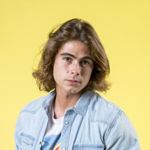 João (Rafael Vitti) é seguido por um carro, forçado a entrar no veículo e advertido para tomar cuidado com Vanessa (Camila Queiroz) a partir do capítulo de quinta-feira, 21 de março de 2019 da novela 'Verão 90'