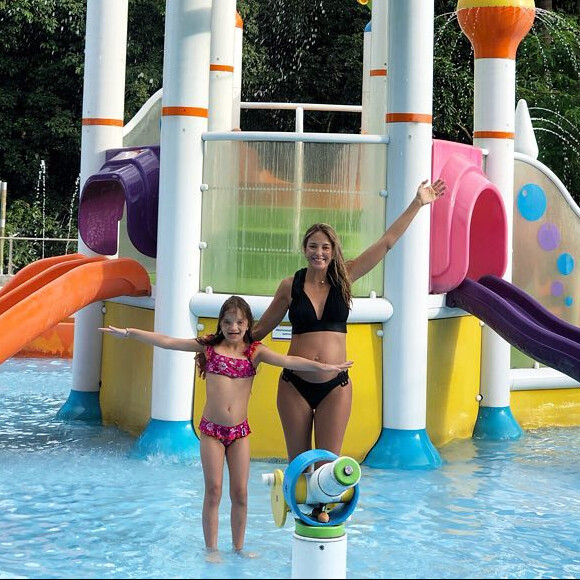 Ticiane Pinheiro curte piscina em hotel no interior de São Paulo com a filha, Rafaella Justus, em 9 de março de 2019
