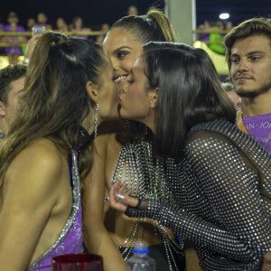 Bruna Marquezine deu um selinho na modelo Fernanda Motta na Marquês de Sapucaí neste sábado, 9 de março de 2019