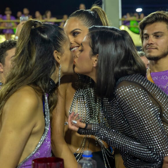 Bruna Marquezine deu um selinho na modelo Fernanda Motta na Marquês de Sapucaí neste sábado, 9 de março de 2019