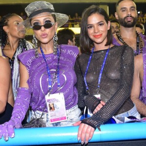 Bruna Marquezine e Sabrina Sato assistiram o Desfile das Campeãs na Marquês de Sapucaí neste sábado, 9 de março de 2019