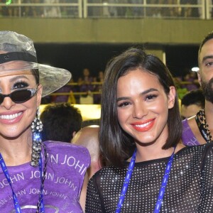 Bruna Marquezine e Sabrina Sato acompanharam o desfile da Mangueira na Marquês de Sapucaí