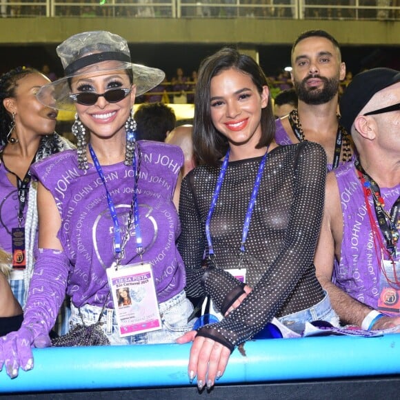 Bruna Marquezine e Sabrina Sato acompanharam o desfile da Mangueira na Marquês de Sapucaí