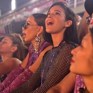 Bruna Marquezine curtiu o Desfile das Campeãs ao lado de Sabrina Sato neste sábado, 9 de março de 2019