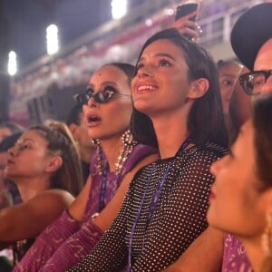 Bruna Marquezine e Sabrina Sato conferiram de perto o Desfile das Campeãs no Rio