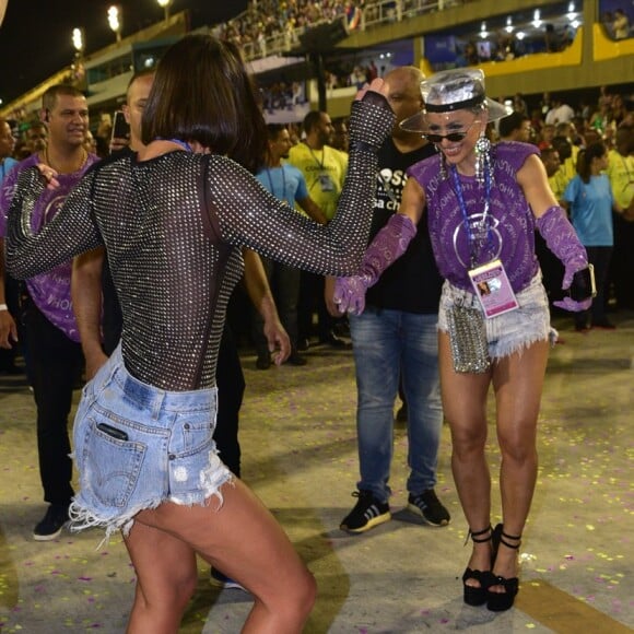 Bruna Marquezine e Sabrina Sato mostraram samba no pé na Marquês de Sapucaí neste sábado, 9 de março de 2019