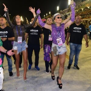 Bruna Marquezine e Sabrina Sato prestigiaram o desfile da Mangueira na Marquês de Sapucaí neste sábado, 9 de março de 2019