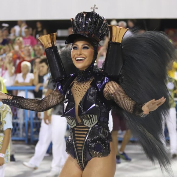 Sabrina Sato desfilou como rainha de bateria pela Gaviões da Fiel, em São Paulo, e Vila Isabel, no Rio de Janeiro