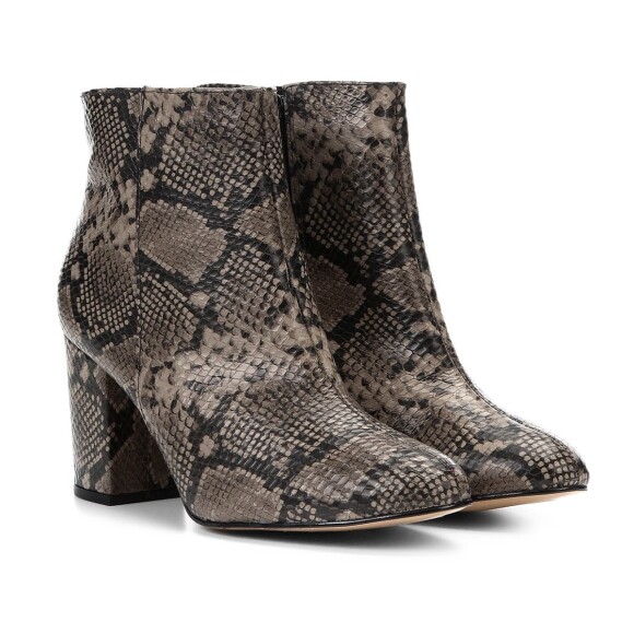 Trend alert de outono! A bota de cano médio e estampa de cobra da Shoestock custa R$339,90