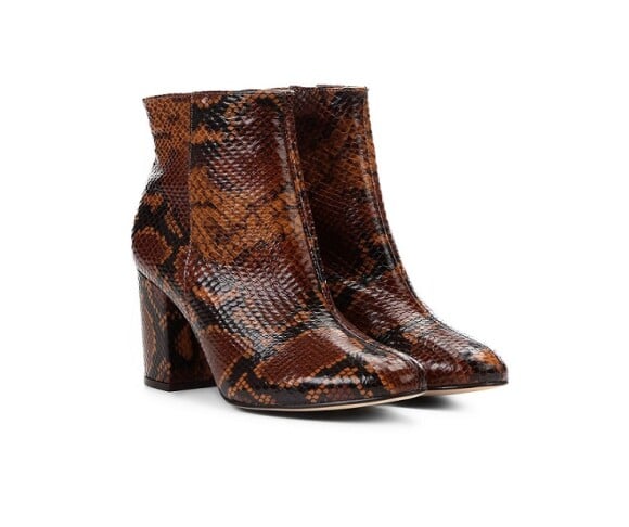 A bota animal print com estampa de cobra marrom da Shoestock custa R$399,90 