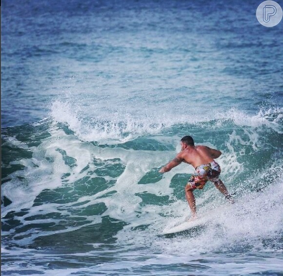 Juliano Cazarré posta foto surfando em praia em seu perfil no Instagram nesta terça-feira, 30 de setembro, e comemora: 'Vivendo e aprendendo'
