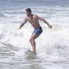 Juliano Cazarré mostra corpão ao surfar em praia do Rio de Janeiro