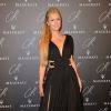 Paris Hilton investe em um modelito preto com recortes