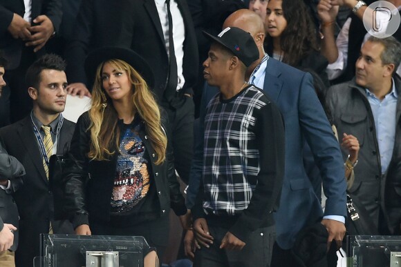 Beyoncé usou a camisa Givenchy para assistir ao jogo do Barcelona contra o Paris Saint-Germain, em 30 de setembro de 2014