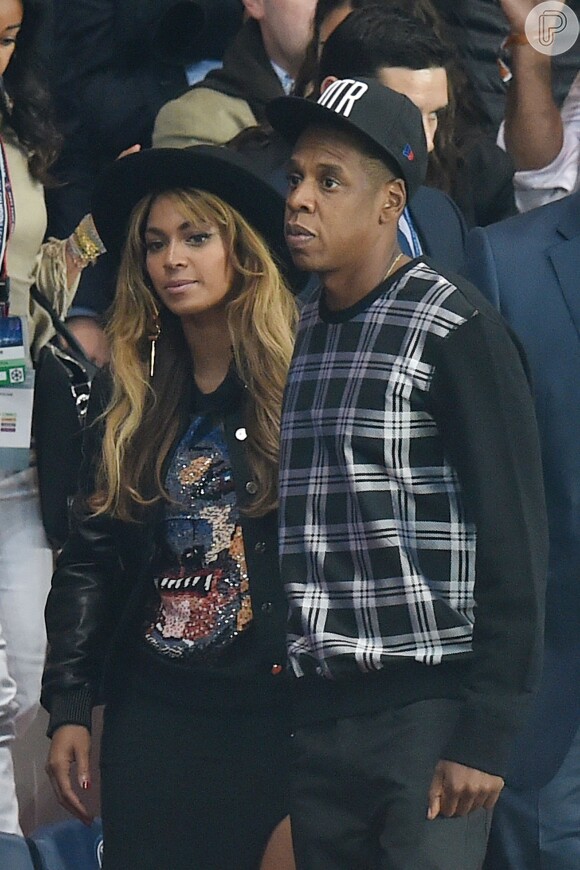 Beyoncé e Jay-Z assistem ao jogo de Neymar pelo Barcelona