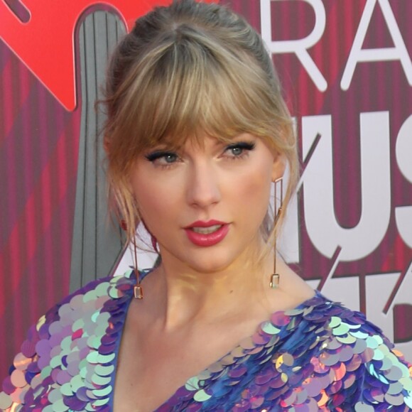 Brinco de Taylor Swift em formato geométrico deu um ar descolado mas não tirou o foco da roupa