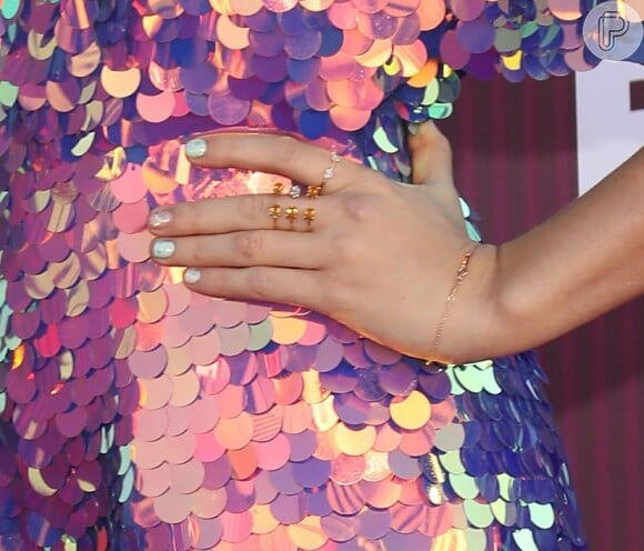 Taylor Swift foi com unhas na tendência da 'filha única' em tom metalizado para combinar com brilho furta-cor do macaquinho