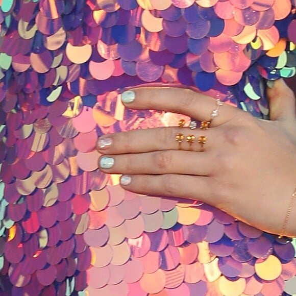 Taylor Swift foi com unhas na tendência da 'filha única' em tom metalizado para combinar com brilho furta-cor do macaquinho