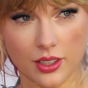 Taylor Swift arrasa no I Heart Radio com macaquinho metalizado e sandália com delalhe de borboleta