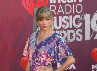 Trend do metalizado: o look de Taylor Swift com detalhes que fazem a diferença