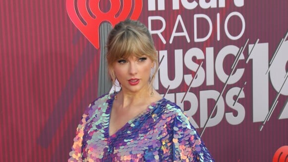 Trend do metalizado: o look de Taylor Swift com detalhes que fazem a diferença