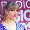 Taylor Swift aposta em delineado gatinho azul na maquiagem para o I Heart Radio, em Los Angeles