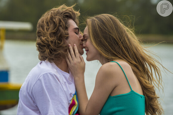 João (Rafael Vitti) beija Manu (Isabelle Drummond) no capítulo de sexta-feira, 29 de março de 2019 da novela 'Verão 90'